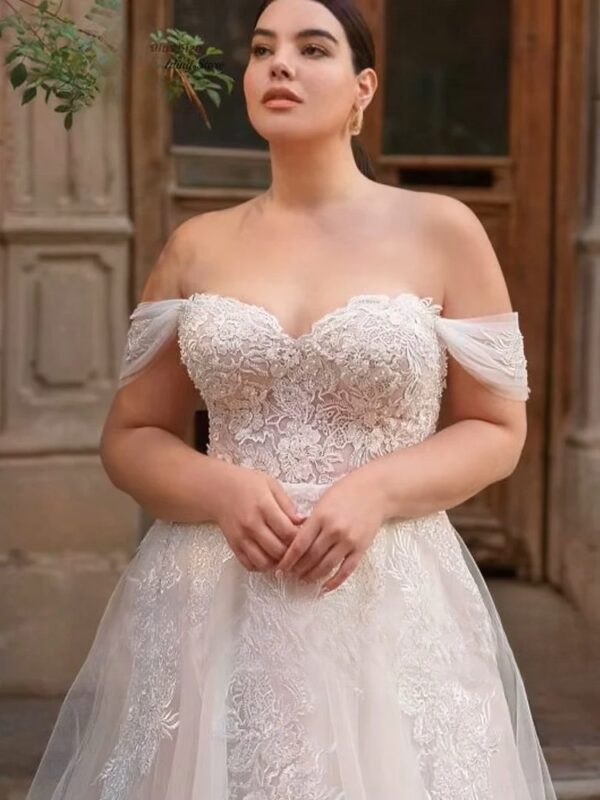 Classic Off Shoulder A-Line Wedding Dresses Plus Size Sweetheart Neck Bride Gowns Appliques Floor Length Tulle Robe De Mariee - immagine 3