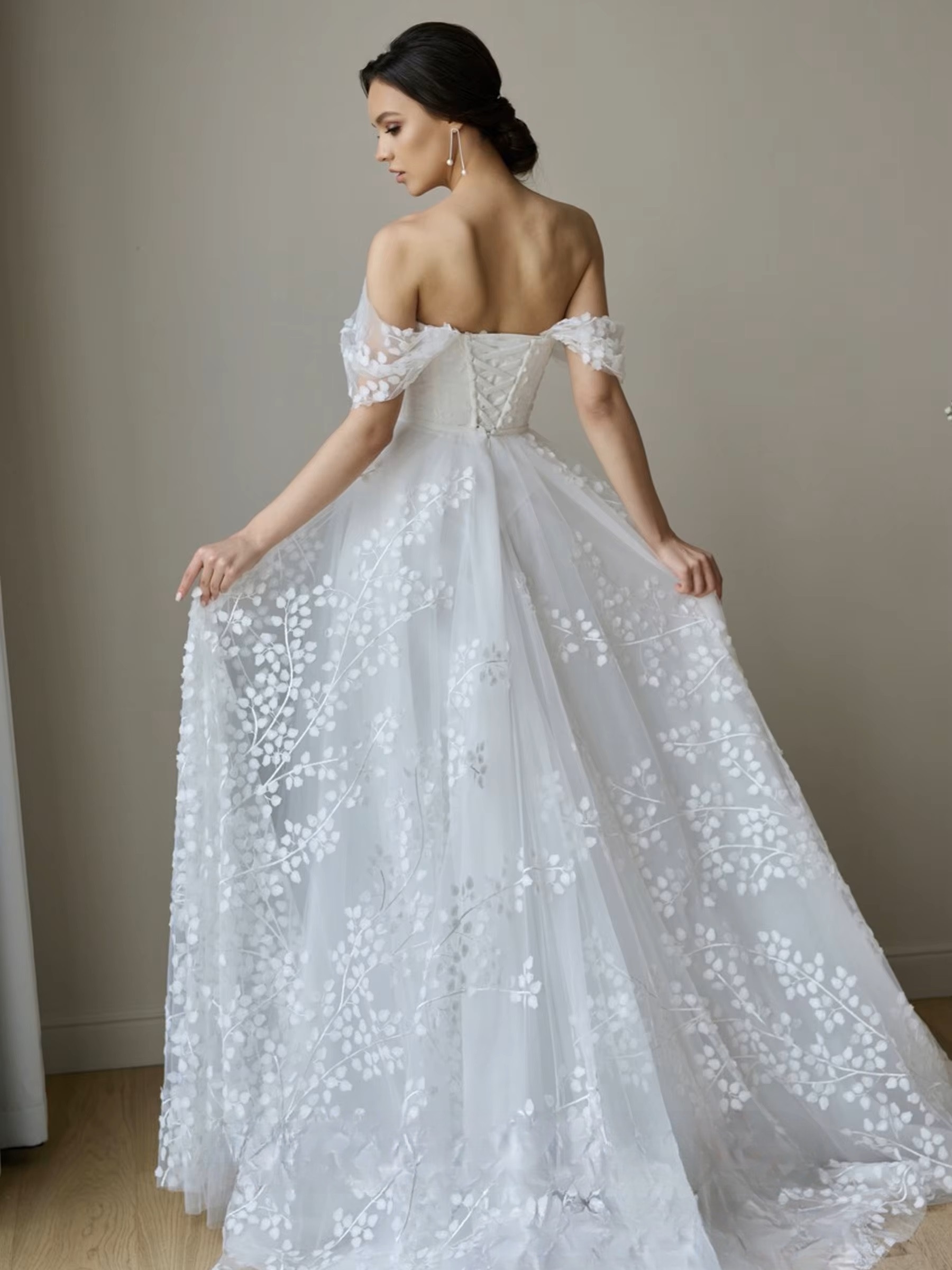 SoDigne A-line Appliques Tulle Wedding Dresses Off Shoulder Sleeveless Bride Dress Wedding Gown vestidos de novia Customized 2 SoDigne A-line Appliques Tulle Wedding Dresses Off Shoulder Sleeveless Bride Dress Wedding Gown vestidos de novia Customized - immagine 2