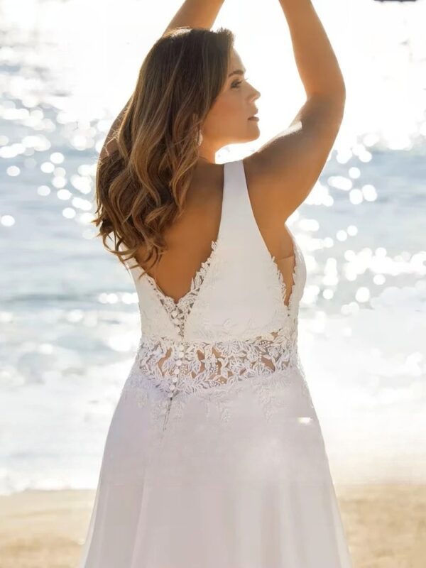 Beach Wedding Dresses Plus Size Deep V Neck Sleeveless Bride Gowns Appliques Back Button Sweep Train A-Line Vestido De Noiva - immagine 3