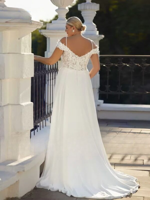 Classic Spaghetti Straps A-Line Wedding Dresses Plus Size V Neck Sleeveless Bride Gowns Appliques Floor Length Vestido De Noiva - immagine 2