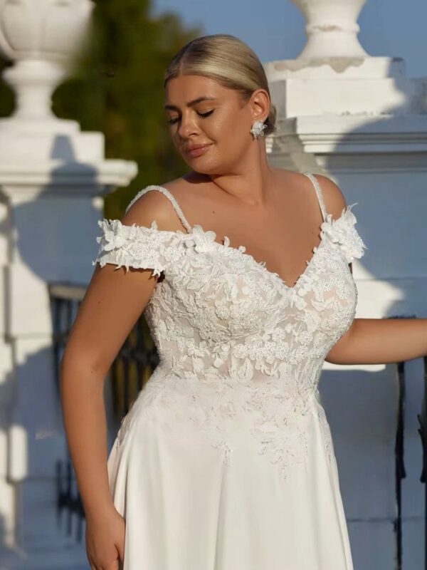 Classic Spaghetti Straps A-Line Wedding Dresses Plus Size V Neck Sleeveless Bride Gowns Appliques Floor Length Vestido De Noiva - immagine 3