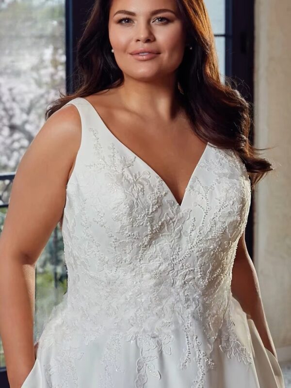 Classic V Neck Wedding Dresses Plus Size A-Line Bride Gowns Appliques Sleeveless Back Button Sweep Train Vestido De PSL980021 - immagine 3