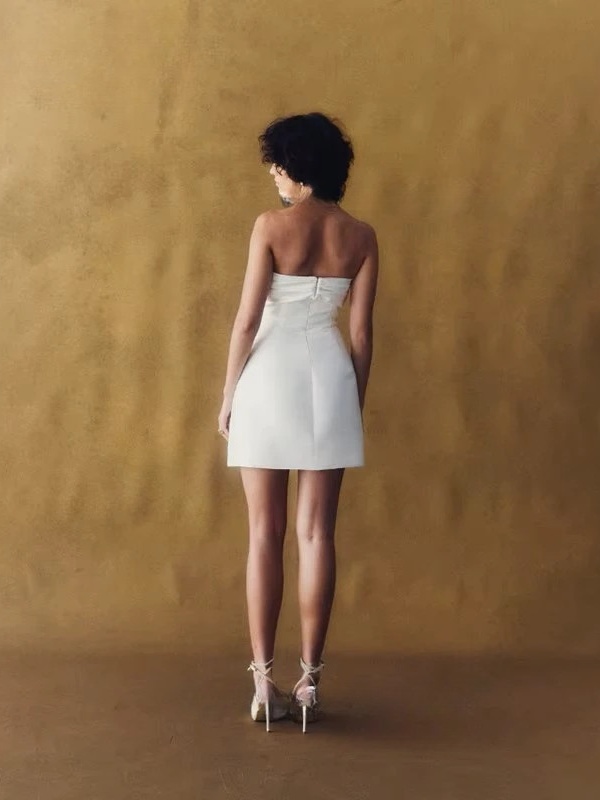 Boho Mini Sheath Satin Wedding Dress 2025 Sexy Strapless Open Back With Zipper Formal Pleat Sleeveless Short Growns Customized 2 Boho Mini Sheath Satin Wedding Dress 2025 Sexy Strapless Open Back With Zipper Formal Pleat Sleeveless Short Growns Customized - immagine 2